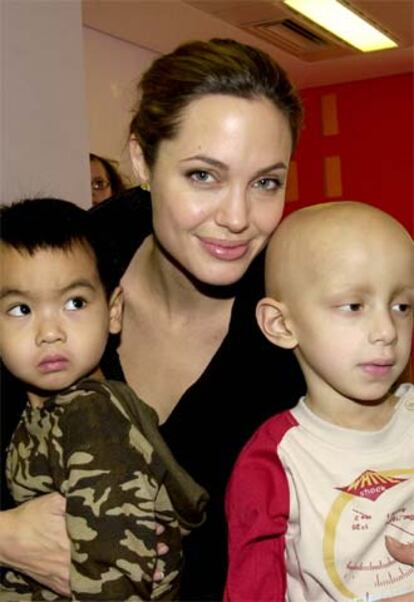Angelina Jolie y Maddox, con un paciente del Hospital Americano de Beirut.