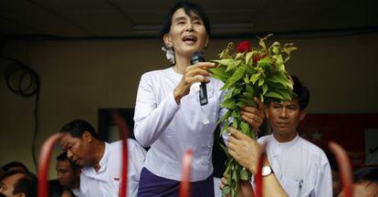 Aung San Suu Kyi pronuncia un discurso ante la sede de su partido.