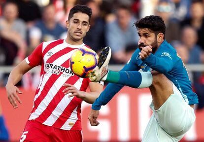 Diego Costa (d) y Juanpe Ramírez, en una acción del partido.