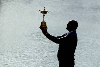 El capitán de Europa, Thomas Bjorn, posa con la Ryder Cup este lunes.