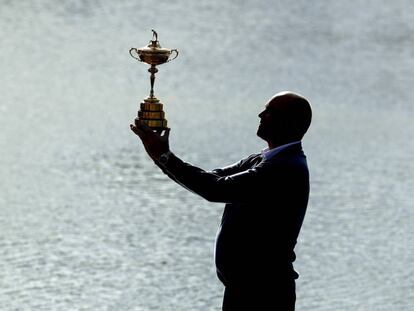 El capitán de Europa, Thomas Bjorn, posa con la Ryder Cup este lunes.