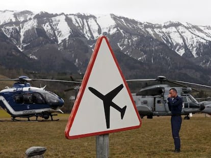 Avião de Germanwings cai nos Alpes franceses.