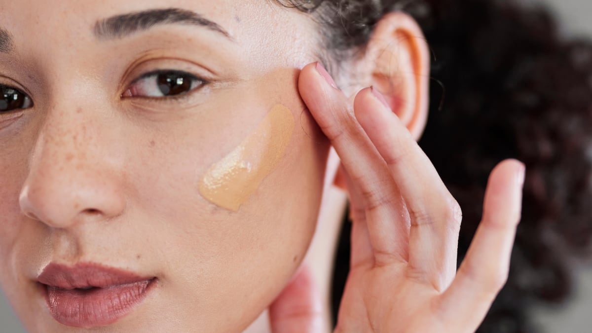 Tinted serums combine the coverage of a makeup base with the treatment of a cosmetic. 