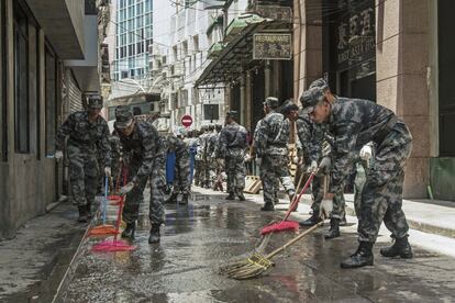 Soldados del Ejército de Liberación del Pueblo de China participan en las labores de rescate y desescombro en las calles de Macao tras el paso del tifón Hato.