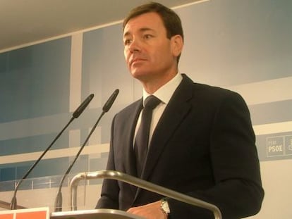 Tomás Gómez en la rueda de prensa en la que ha anuncia que pondrán dos denuncias al Ayuntamiento.