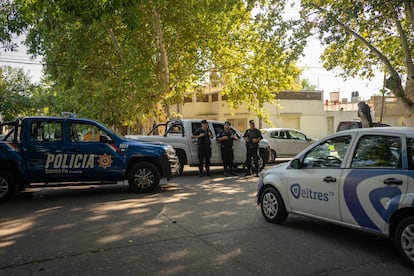 Efectivos de la policia de Rosario cortan el tránsito en el lugar de los hechos mientras los péritos realizan las investigaciones.