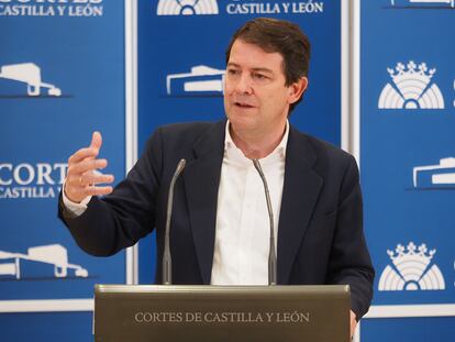 El presidente en funciones de la Junta de Castilla y León, Alfonso Fernández Mañueco, en una rueda de prensa el pasado lunes en Valladolid.