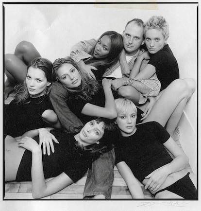 De arriba abajo y de izquierda a derecha: Naomi Campbell, Sam McKnight, Beri Smither, Kate Moss, Bridget Hall, Christy Turlington y Jaime Rishar en 1994. 