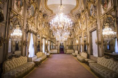 El fastuoso salón de baile del Palacio de Fernán Núñez, con su decoración y lámparas originales; al fondo, el palco de los músicos.