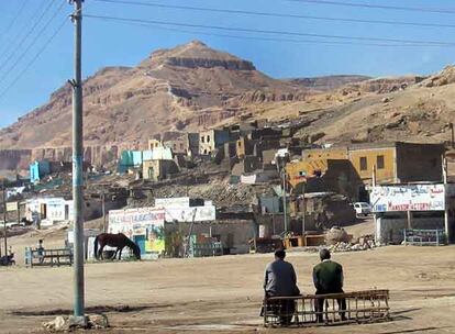 Imagen de Qurna. Delante, los edificios en curso de demolición. Detrás, la montaña piramidal llamada El Qurn, sagrada para los antiguos egipcios.