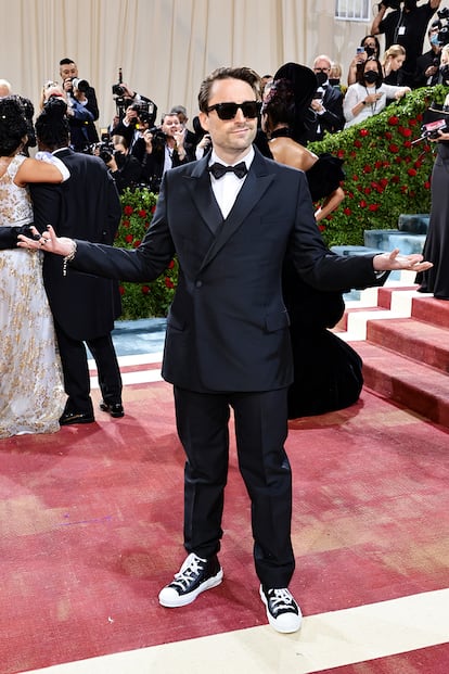 El actor Kieran Culkin (Succession) se atrevió a romper el dress code, que exigía etiqueta para ellas y ellos, y lució unas Converse y gafas de sol para su paseíllo sobre la alfombra roja.