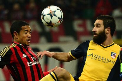 Emanuelson con Arda Turan   