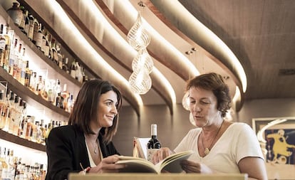 Carmen González y María Larrea en el bar del restaurante Zalacaín.