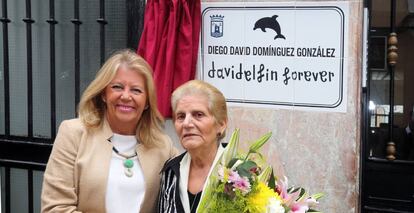 La alcaldesa de Marbella (Málaga), Ángeles Muñoz, y la madre de David Delfín, en la inauguración de una placa en honor al diseñador.
 