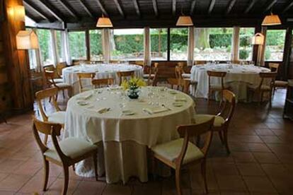 Comedor del restaurante Mugaritz, en cuya cocina despliega su talento el cocinero Andoni Luis Aduriz (abajo).