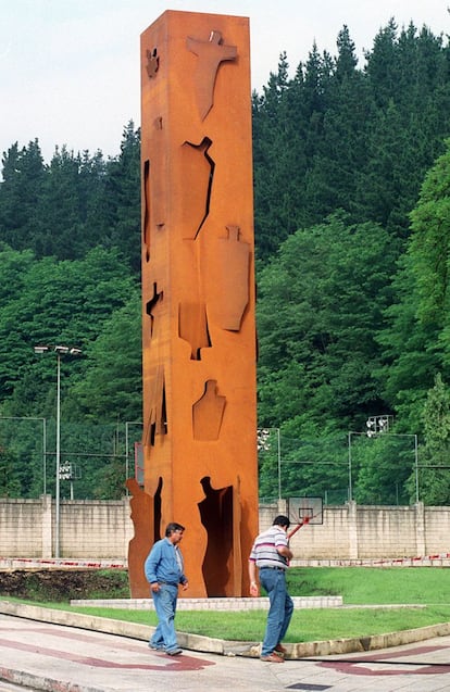 Monumento a las víctimas del terrorismo en Ermua (Bizkaia) creada por Agustín Ibarrola en 2002.