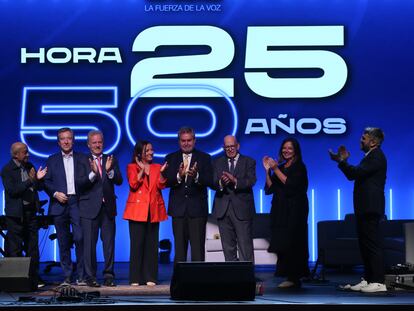 Los exdirectores de 'Hora 25' junto a Aimar Bretos en la celebración del 50 aniversario del programa.