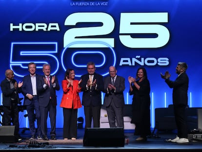 Los exdirectores de 'Hora 25' junto a Aimar Bretos en la celebración del 50 aniversario del programa.