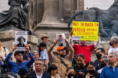 Periodistas mexicanos gritan consignas durante una protesta en el Ángel de la independencia de Ciudad de México, el 09 de mayo de 2022, dos días después del asesinato de las comunicadoras Yesenia Mollinedo Falconi y Johana García Olvera en Cosoleacaque, Veracruz.