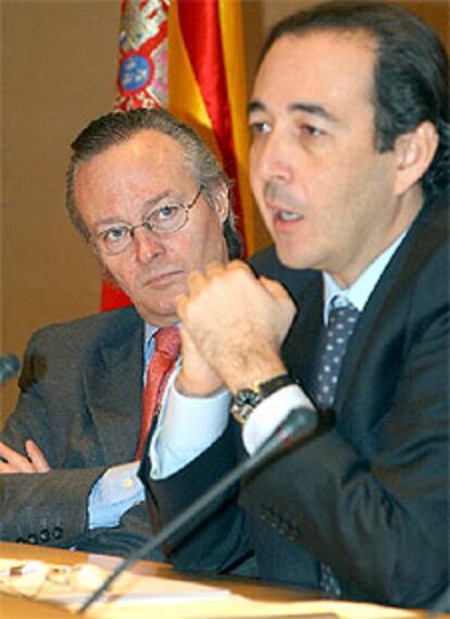 Piqué escucha al secretario de Estado de Telecomunicaciones, Carlos López Blanco, durante la presentación del plan.