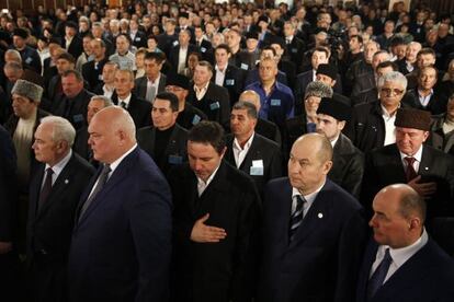 Decenas de miembros del Consejo Nacional o Kurultay, el órgano ejecutivo de los tártaros de Crimea, el sábado en Bajchisarái.