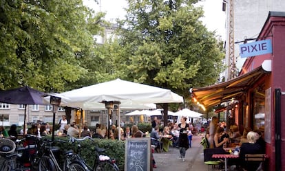 Terraza del café Pixie, en la plaza Bopa, una de las más animadas del barrio de Østerbro, en Copenhague.