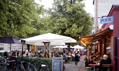 Terraza del caf&eacute; Pixie, en la plaza Bopa, una de las m&aacute;s animadas del barrio de &Oslash;sterbro, en Copenhague.