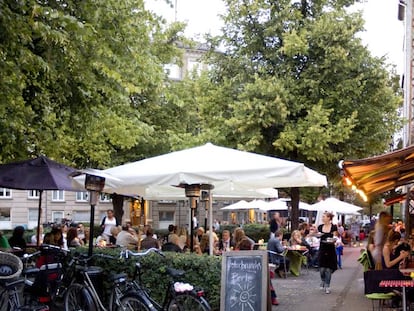 Terraza del caf&eacute; Pixie, en la plaza Bopa, una de las m&aacute;s animadas del barrio de &Oslash;sterbro, en Copenhague.