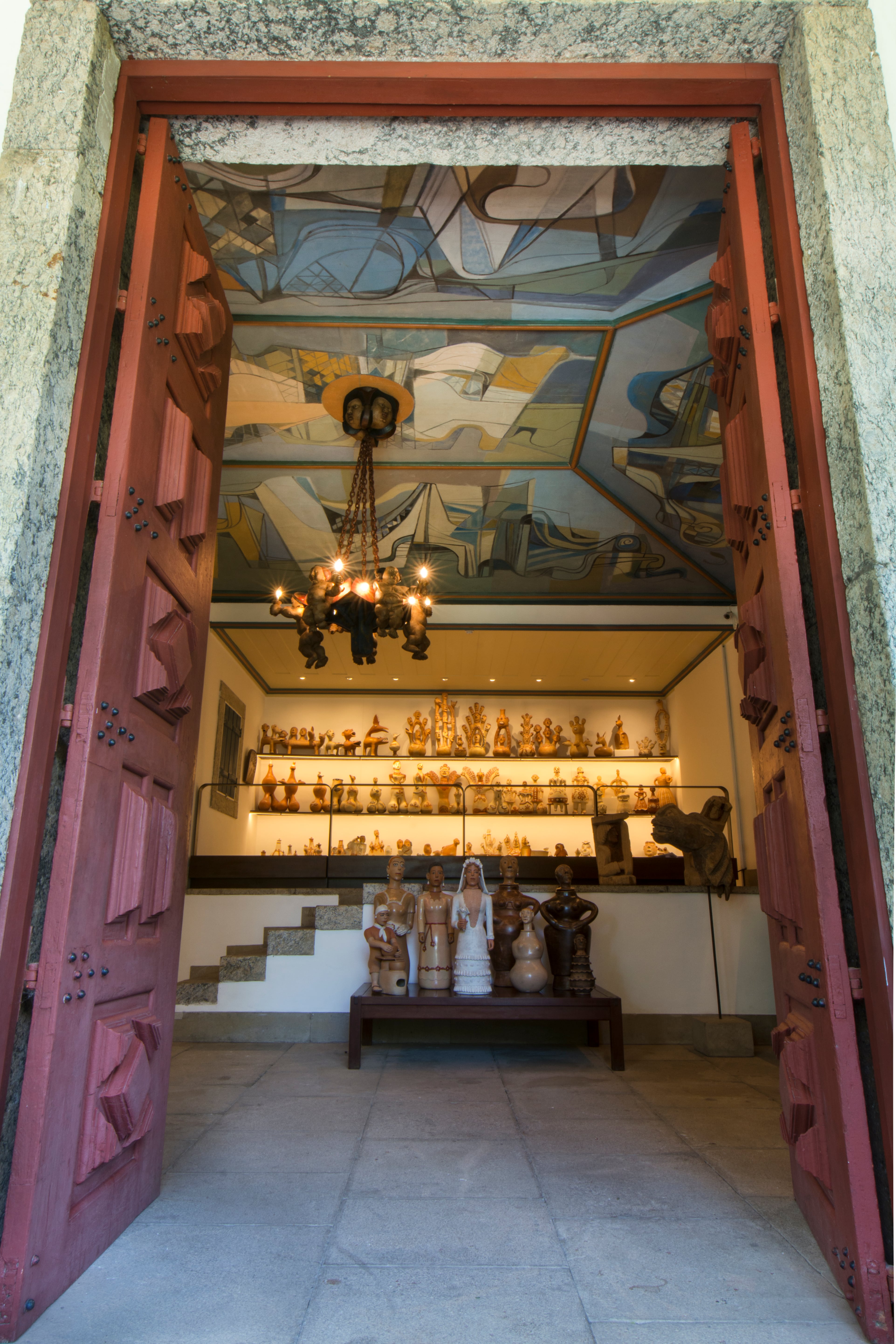 La sala de la cerámica cuenta con un techo más alto de lo normal, debido a la altura de unas puertas de iglesia que Burle Marx había adquirido.