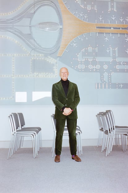 Norman Foster posa per ICON in un'aula della sua Fondazione di Madrid.