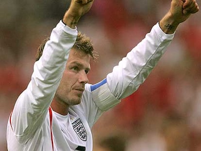 Beckham celebra un gol con Inglaterra.