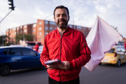 Carlos Fernando Galán reparte volantes en Bogotá, el 19 de octubre de 2023.