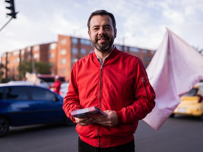 Carlos Fernando Galán reparte volantes en Bogotá, el 19 de octubre de 2023.