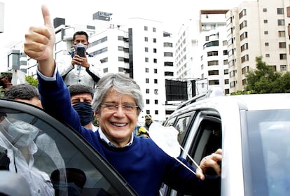 O candidato Guillermo Lasso saúda seus simpatizantes em 12 de fevereiro, em Quito.