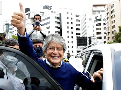 El candidato electoral Guillermo Lasso saluda a sus simpatizantes el 12 de febrero, en Quito.