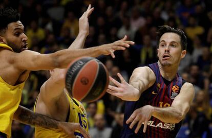 Heurtel pasa el balón, ante Bolden.