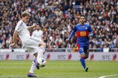 Illarramendi remata para abrir el marcador ante el Elche.