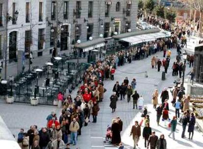 La cola para entrar en el Teatro Real atravesaba ayer la plaza de Oriente.