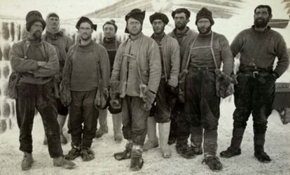 Fotografía de grupo de la expedición, con Robert Falcon Scott en el centro de la imagen.