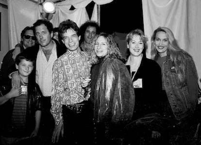 Mick Jagger posa con Michael Douglas, Barbra Streisand, Meryl Streep y Jerry Hall tras un concierto de los Rolling Stones en 1989.