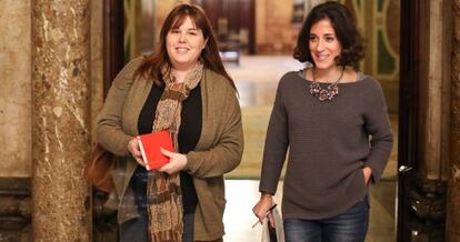 Núria Ventura, a la izquierda, en el Parlament.