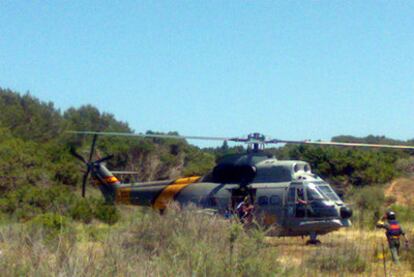 Varios civiles suben al helicóptero militar utilizado para asistir a una boda en Formentera.