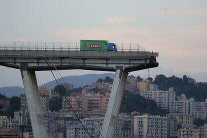 Un camión detenido ante al abismo que interrumpe el puente Morandi en Génova (Italia), el 14 de agosto de 2018. En el momento en el que ocurrió el derrumbe del puente, hacia el mediodía, había unos 30 coches y tres camiones en ese tramo de la autovía que cayeron al vacío, provocando la muerte de 39 personas y 16 heridos de gravedad. El Gobierno responsabilizó del siniestro a la concesionaria que administra ese tramo de carretera por no haber realizado el mantenimiento y anunció, en una decisión sin precedentes, que le retiraría la concesión.