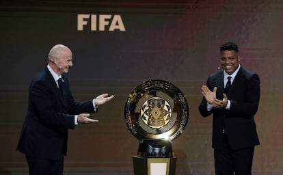 Gianni Infantino y Ronaldo Nazario presentan el trofeo del Mundial de Clubes 2025 este jueves.