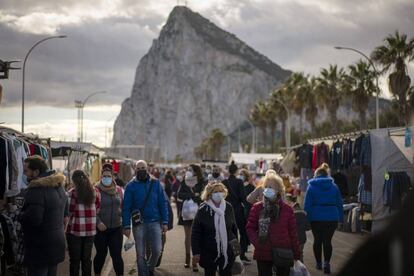 Varias personas caminaban entre los puestos del mercadillo semanal de La Línea (Cádiz), el lunes, con Gibraltar al fondo. 