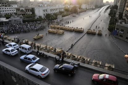 Carros de combate del Ejército egipcio, desplegados en las cercanías del ministerio de Defensa.