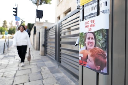 Una imagen de la madre y de dos niños de la familia Bibas, secuestrada y asesinada por Hamás, este miércoles en una calle de Jerusalén.