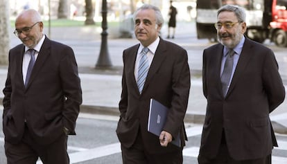 Adolf Todó, Pau Molins y Narcís Serra, a su llegada a la Audiencia de Barcelona, esta mañana.