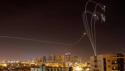 Interceptación de un cohete lanzado desde Gaza por el sistema antimisiles Cúpula de Hierro sobre Ashkelon, donde han muerto tres israelíes.