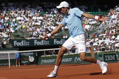 Djokovic resta de revés un servicio de Nadal durante la final masculina de Roland Garros 2014.